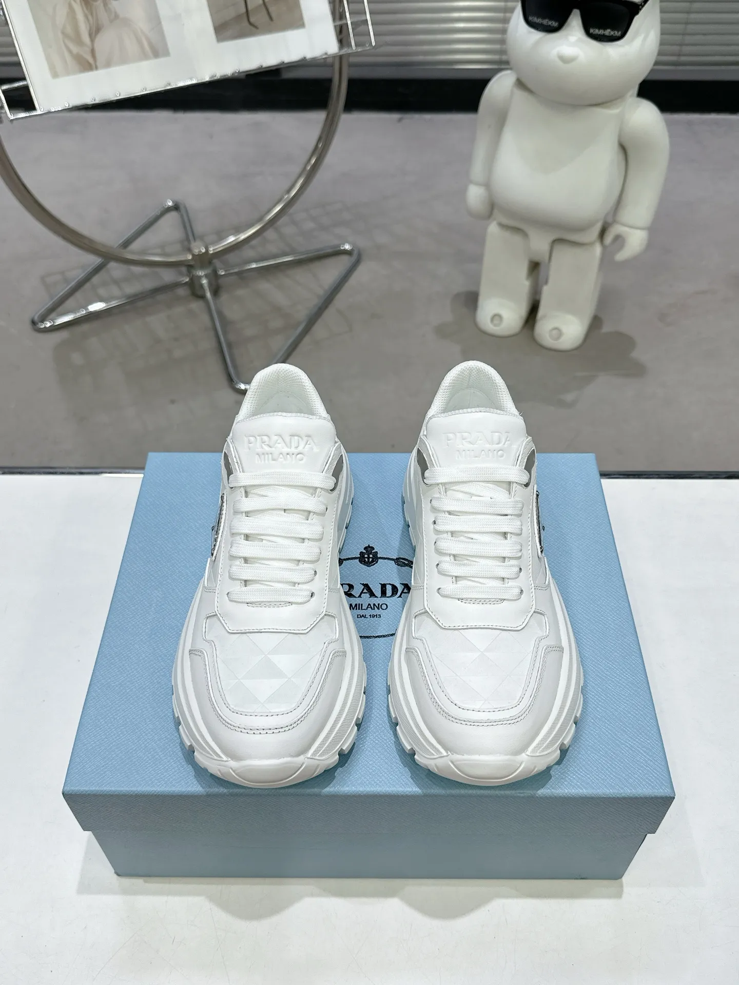 👟👟Ex-factory price 600👟👟 PRADA ²⁰²5𝐬𝐬Prada’s new product comes with strength! ❣️Many Internet celebrities have the same style, fashionable and versatile nice items, original shoes are developed and purchased from Italian counters, and are reproduced 1:1 according to the original taste. This year’s theme is not to be defined, embodying texture through simplicity💛From thick-soled sneakers to zigzag short boots to 2024 flat shoes, everything reveals a sure-fire momentum...combining gentleness and handsomeness, the finishing touch for women❤️ The top-grade open-edge beaded cowhide with imported cowhide triangle logo is consistent with the original version, the wear-resistant and ultra-light two-color outsole, and the sheepskin lining are breathable and comfortable. ⚛Size: Women's 35-40 ⚛Size: Men's 39-45 Original packaging accessories. ⚛